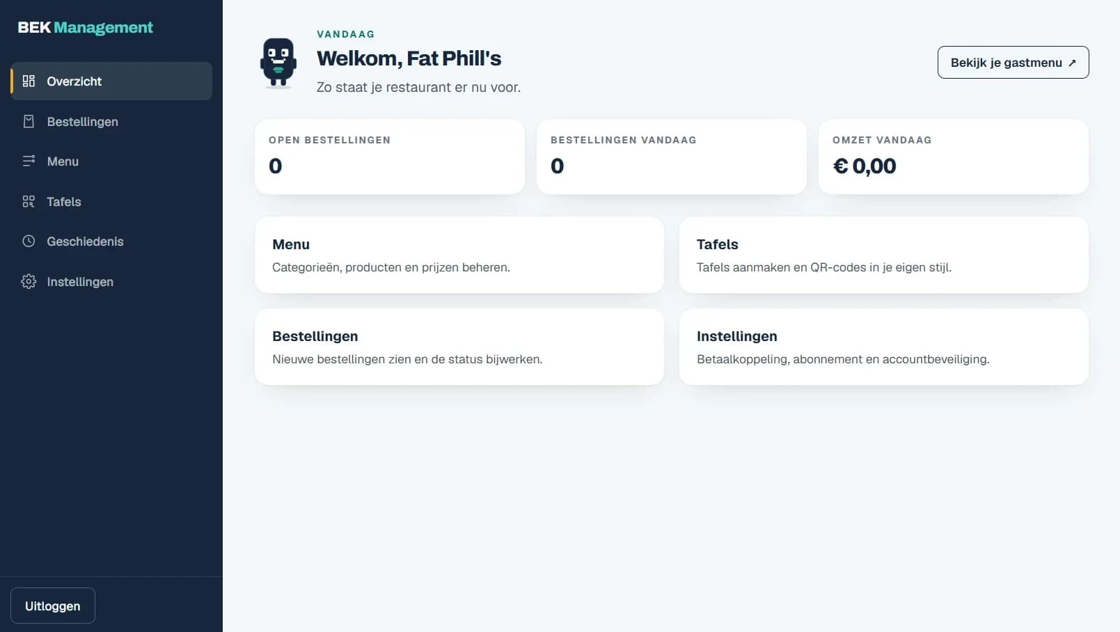 Het beheerdashboard op een laptop: een donkere navigatiekolom links met Overzicht, Bestellingen, Menu, Tafels, Geschiedenis en Instellingen, en daarnaast de cijfers van vandaag – open bestellingen, bestellingen vandaag en de omzet.